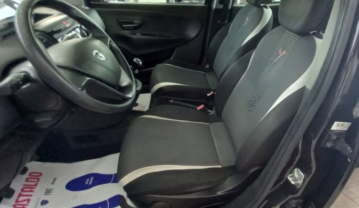 Lancia Ypsilon 0.9 TwinAir 85 CV 5 porte Metano Ecochic Silver (8)