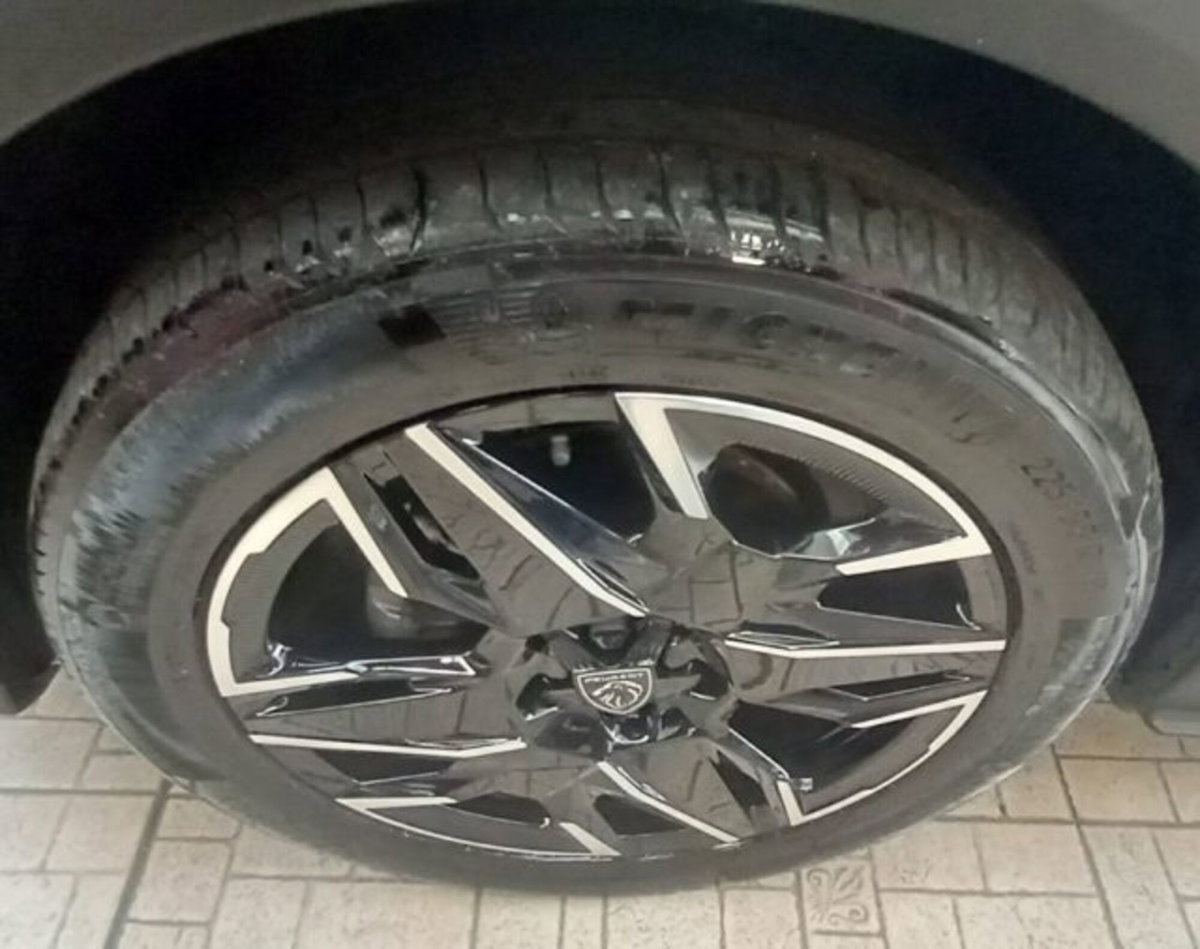 Peugeot 3008 1.2 hybrid GT Exclusive 145cv e-dcs6 (5)