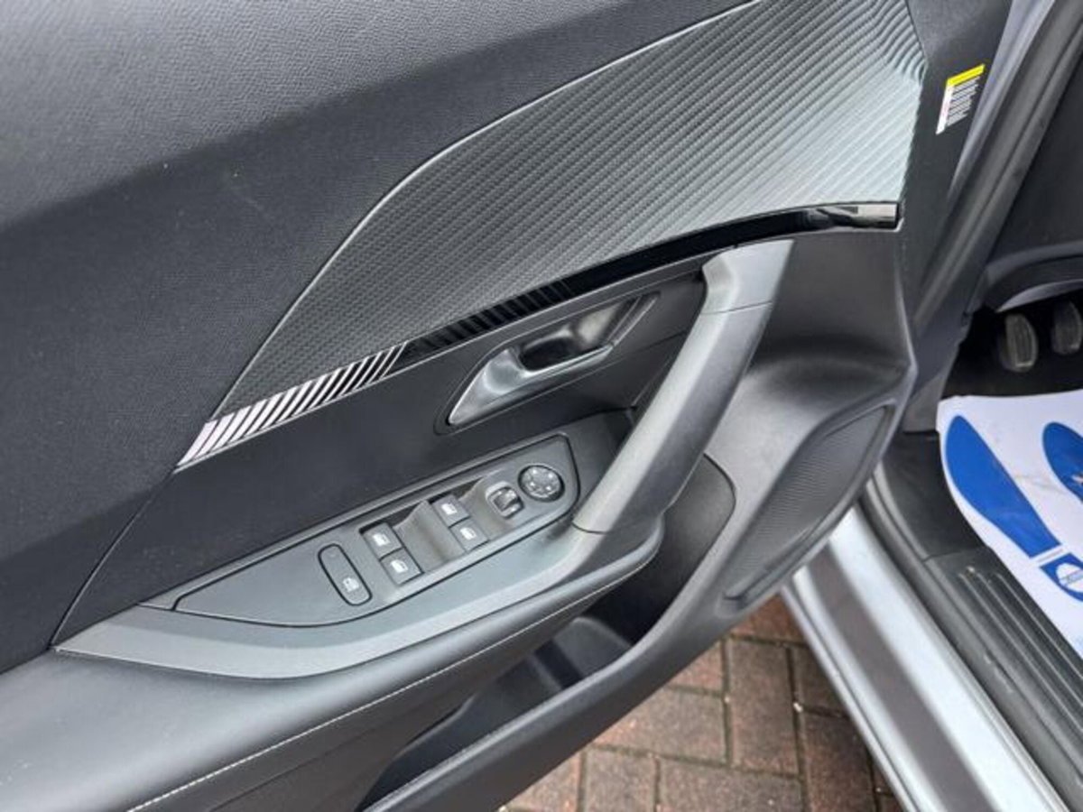 Peugeot 2008 PureTech 100 S&S Allure (12)