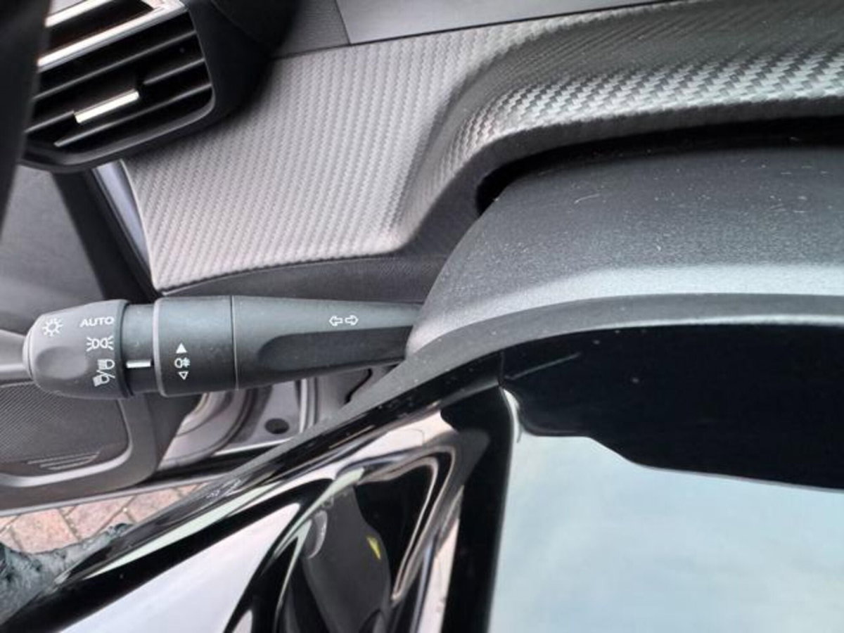 Peugeot 2008 PureTech 100 S&S Allure (16)