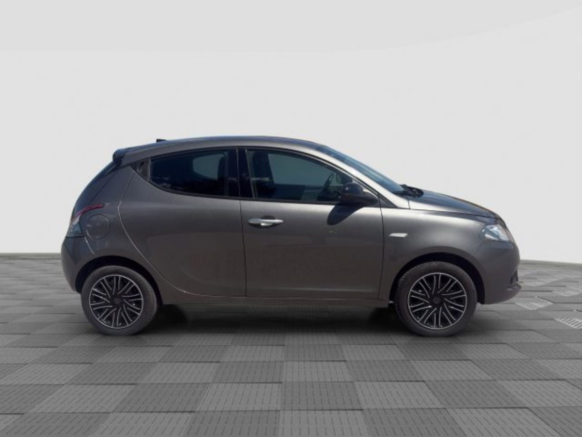 Lancia Ypsilon 1.0 FireFly 5 porte S&S Hybrid Silver Plus (6)