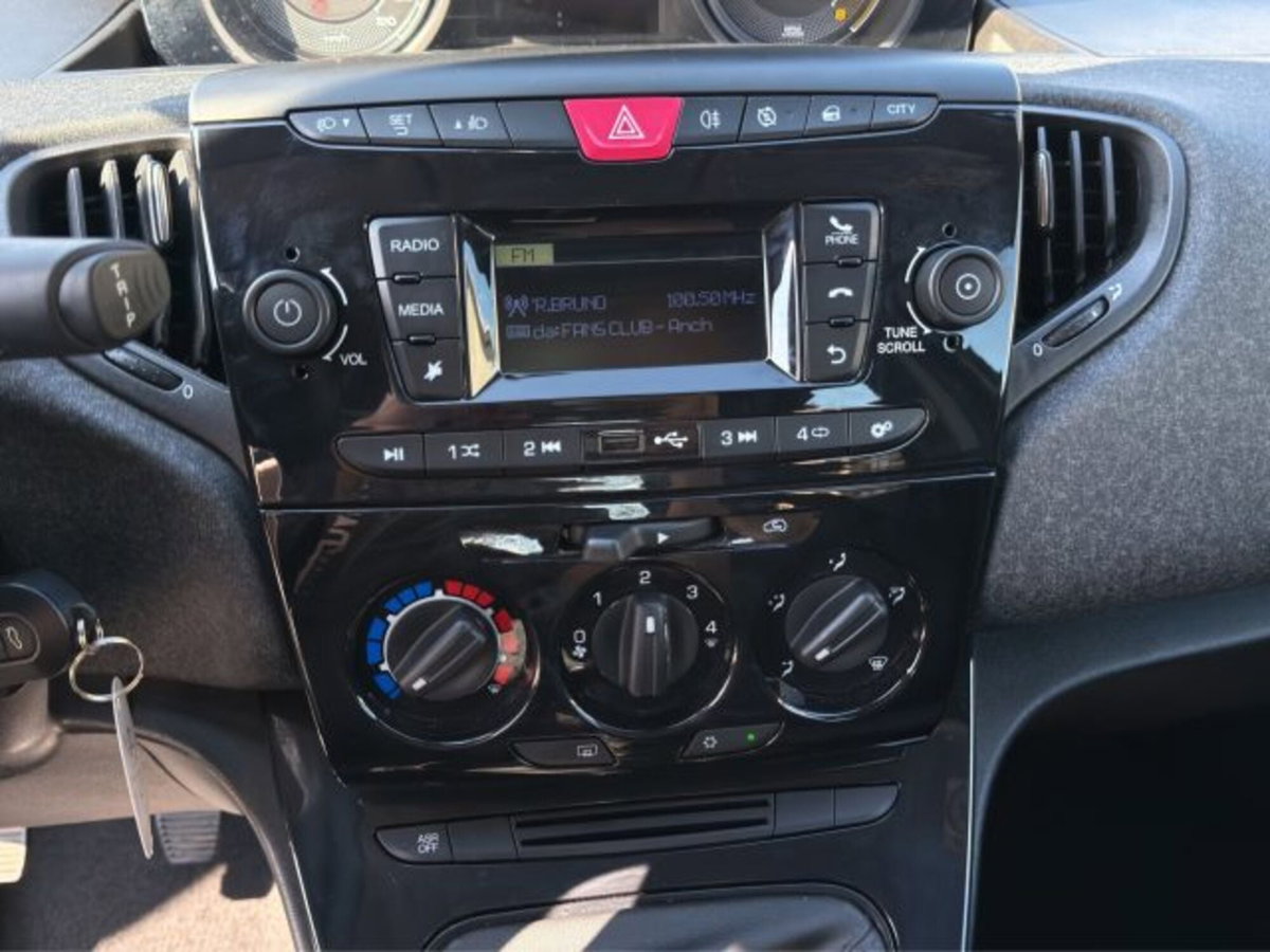Lancia Ypsilon 1.0 FireFly 5 porte S&S Hybrid Silver Plus (17)