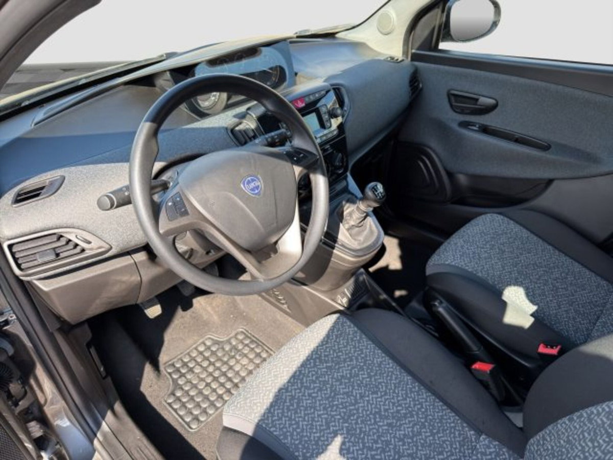 Lancia Ypsilon 1.0 FireFly 5 porte S&S Hybrid Silver Plus (9)