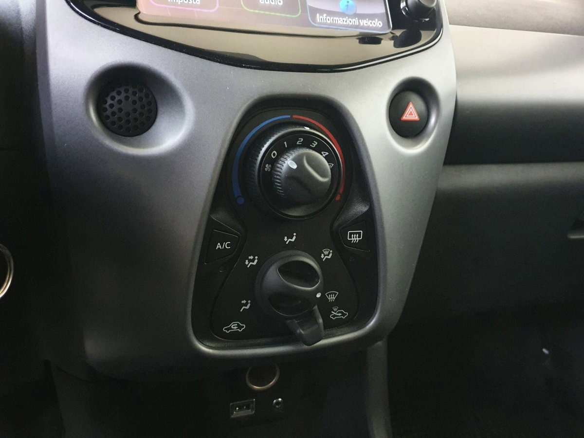 Toyota Aygo 1.0 VVT-i 72 CV 5 porte x-play (15)