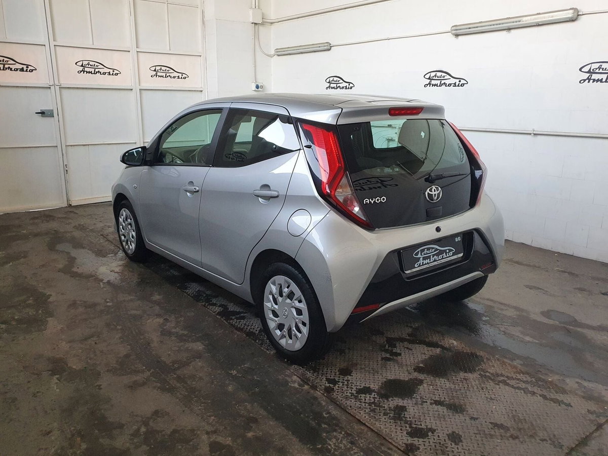 Toyota Aygo 1.0 VVT-i 72 CV 5 porte x-play (4)
