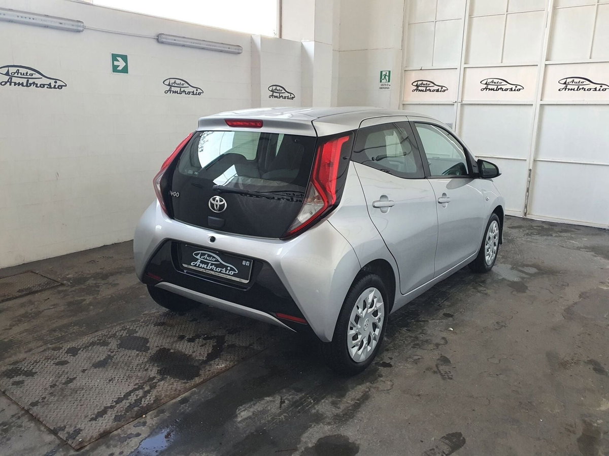 Toyota Aygo 1.0 VVT-i 72 CV 5 porte x-play (6)