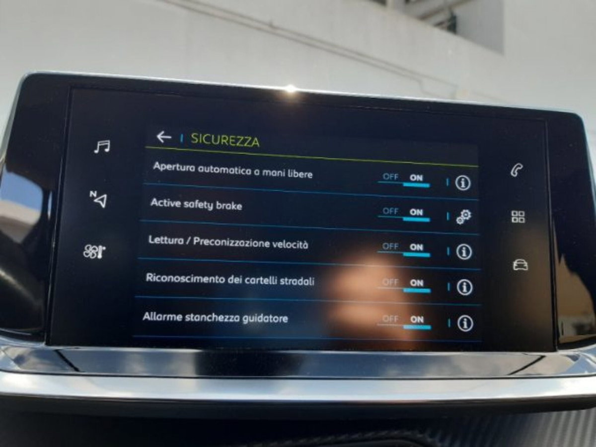 Peugeot 208 motore elettrico 136 CV 5 porte GT (10)