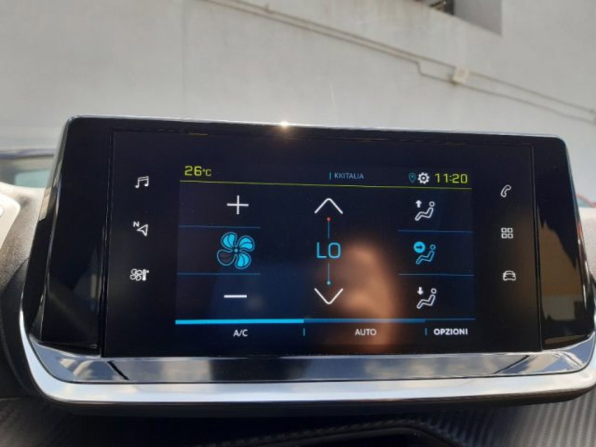 Peugeot 208 motore elettrico 136 CV 5 porte GT (8)