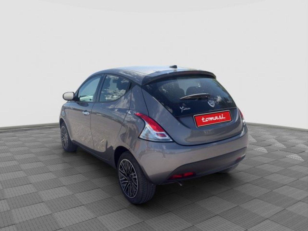 Lancia Ypsilon 1.0 FireFly 5 porte S&S Hybrid Silver Plus (3)