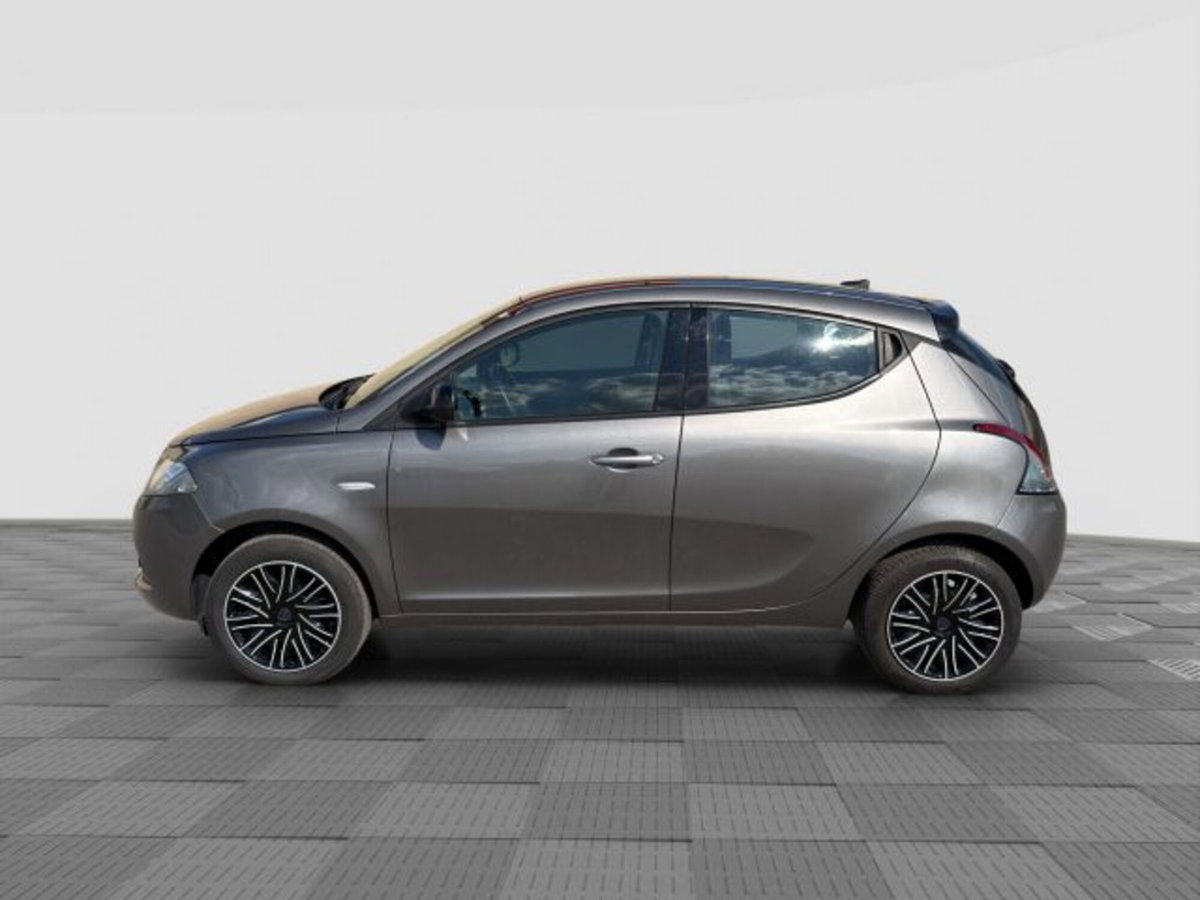 Lancia Ypsilon 1.0 FireFly 5 porte S&S Hybrid Silver Plus (2)