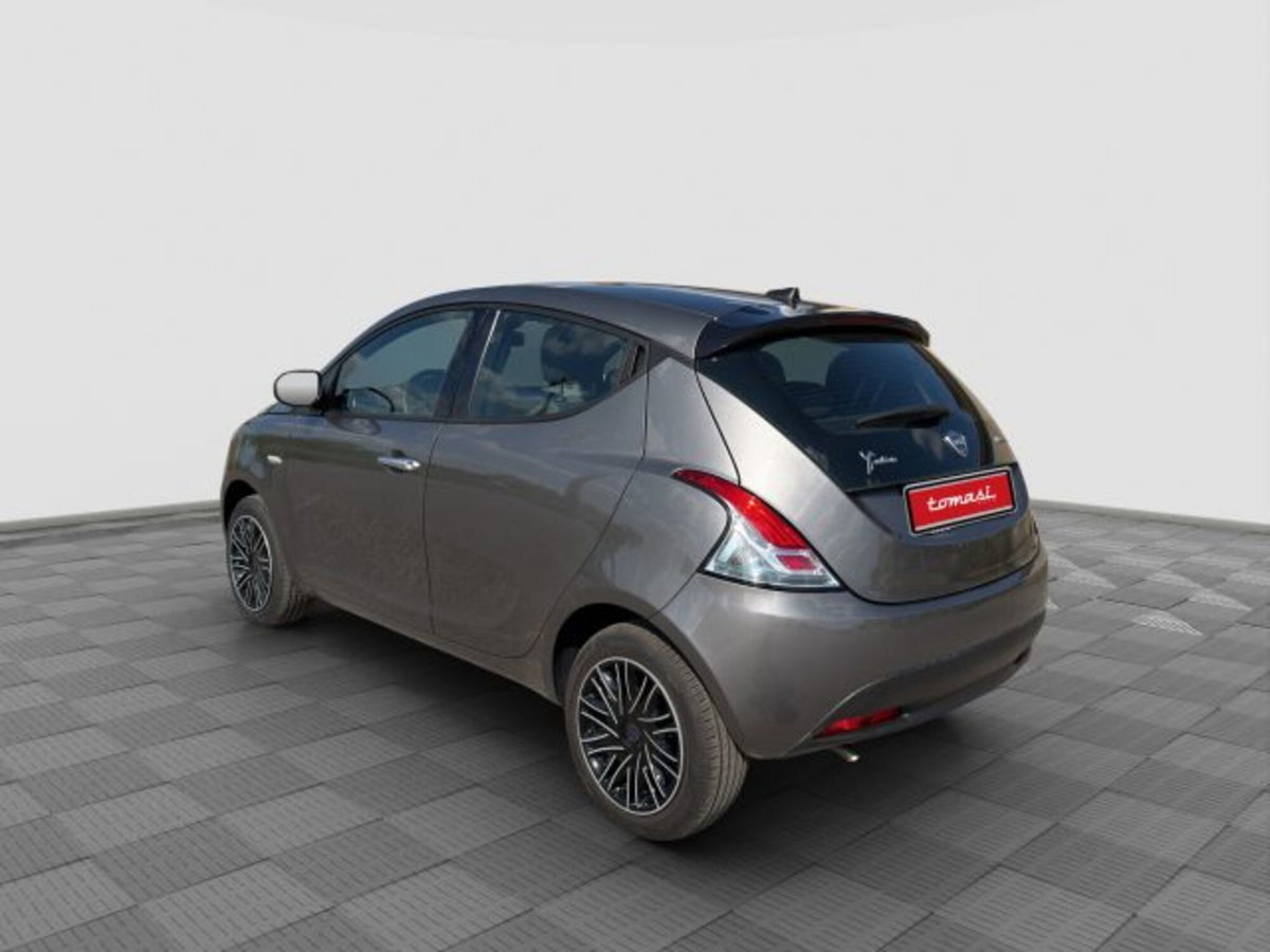 Lancia Ypsilon 1.0 FireFly 5 porte S&S Hybrid Silver Plus (3)