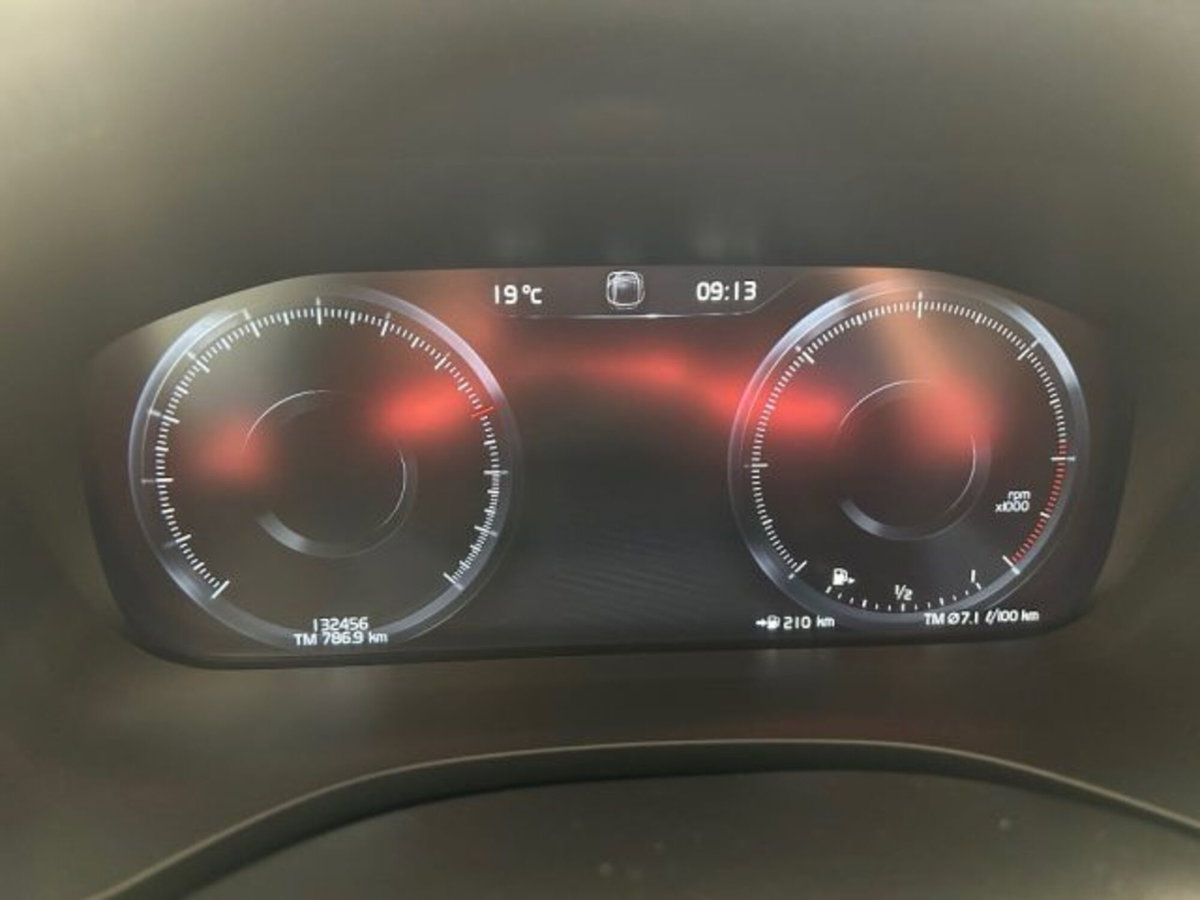 Volvo XC60 B4 (d) AWD Geartronic Momentum Pro (16)