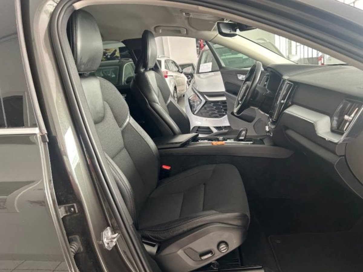 Volvo XC60 B4 (d) AWD Geartronic Momentum Pro (8)