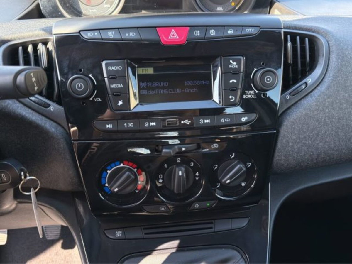 Lancia Ypsilon 1.0 FireFly 5 porte S&S Hybrid Silver Plus (17)