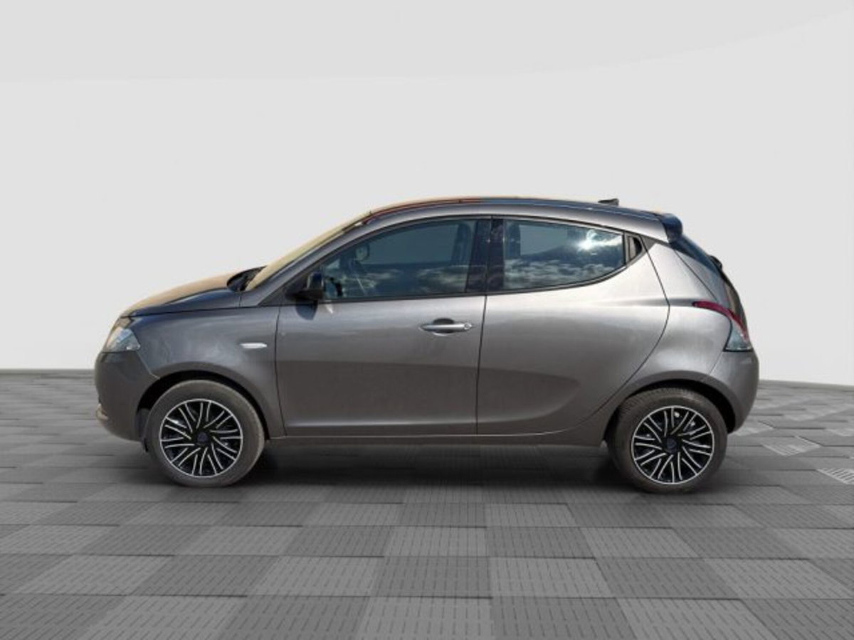 Lancia Ypsilon 1.0 FireFly 5 porte S&S Hybrid Silver Plus (2)