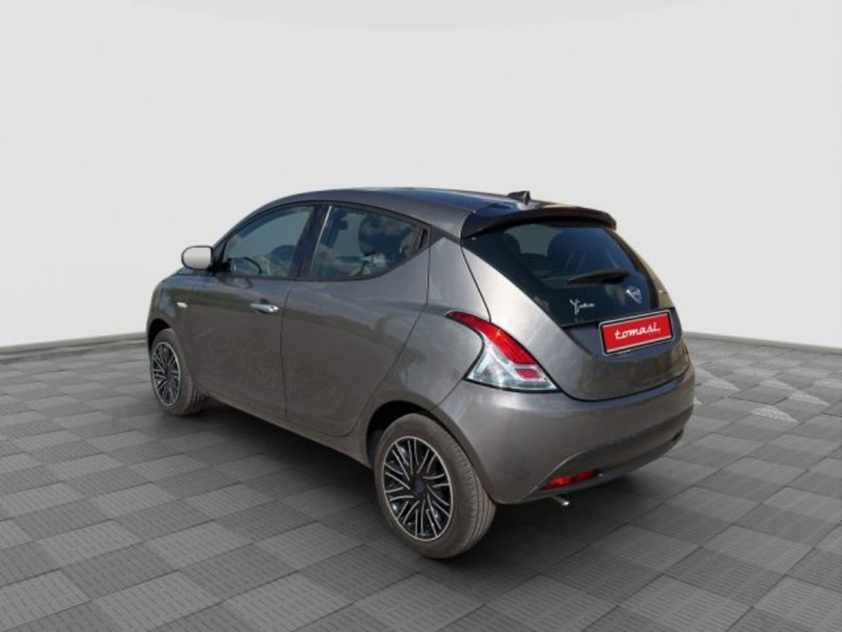 Lancia Ypsilon 1.0 FireFly 5 porte S&S Hybrid Silver Plus (3)
