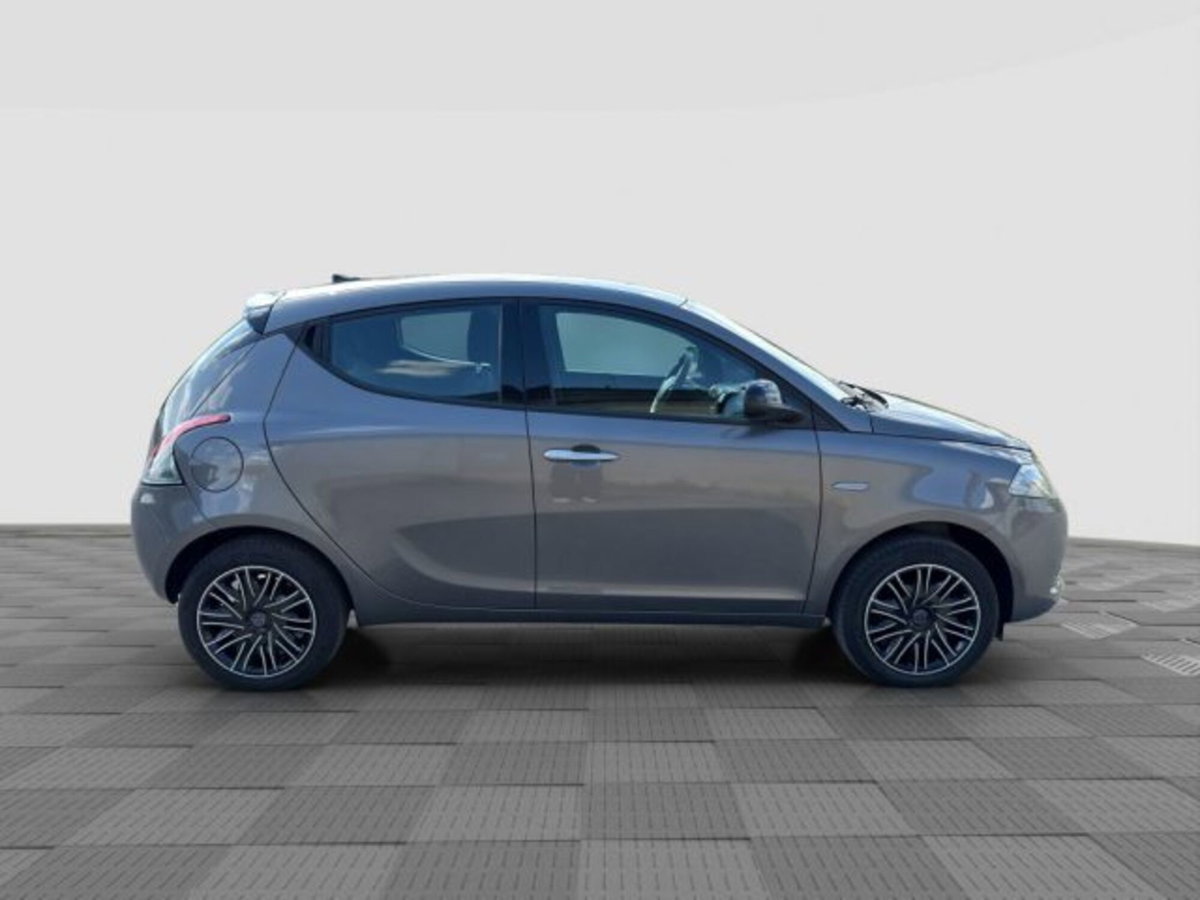 Lancia Ypsilon 1.0 FireFly 5 porte S&S Hybrid Silver Plus (6)