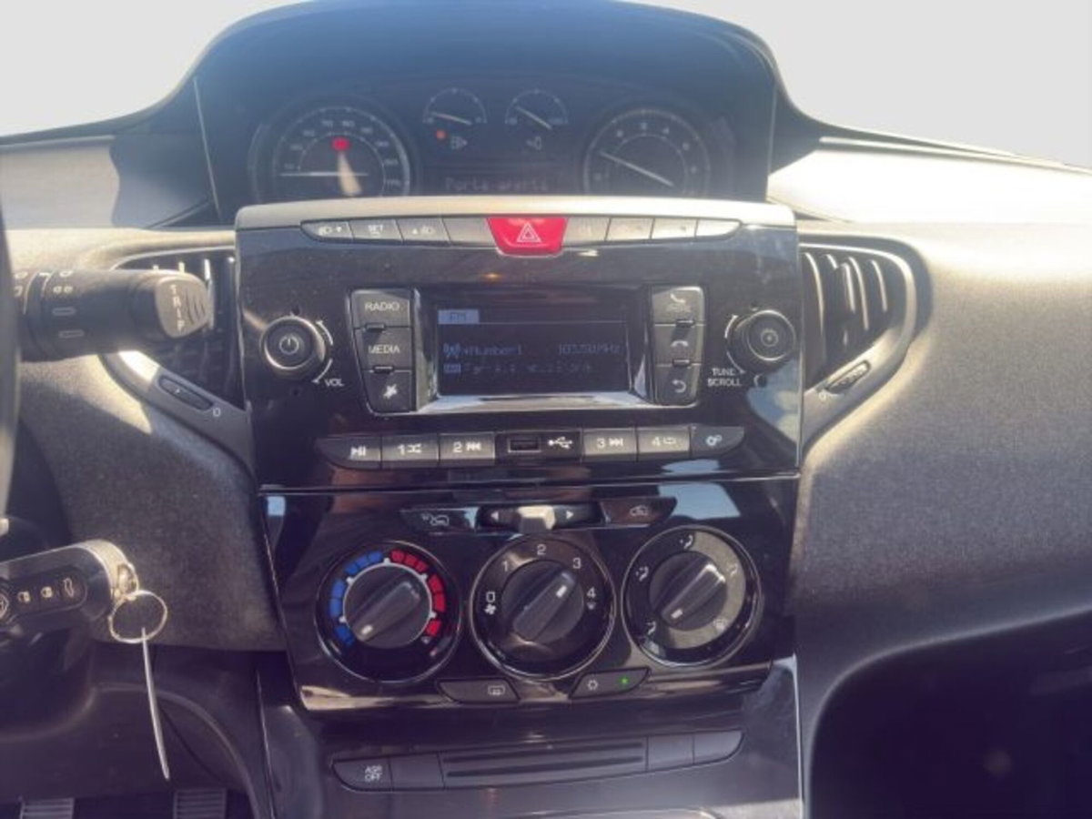 Lancia Ypsilon 1.0 FireFly 5 porte S&S Hybrid Ecochic Silver (16)
