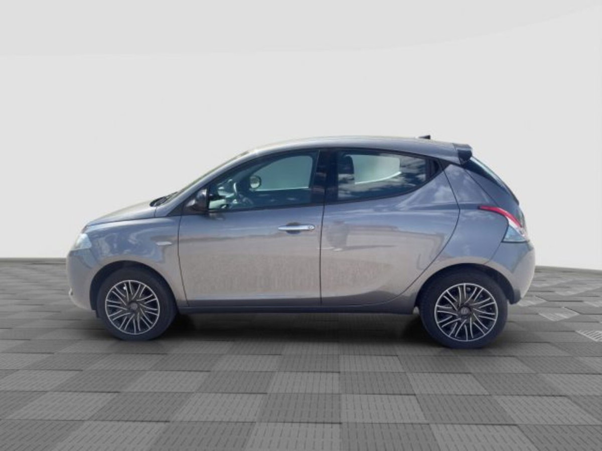 Lancia Ypsilon 1.0 FireFly 5 porte S&S Hybrid Ecochic Silver (2)