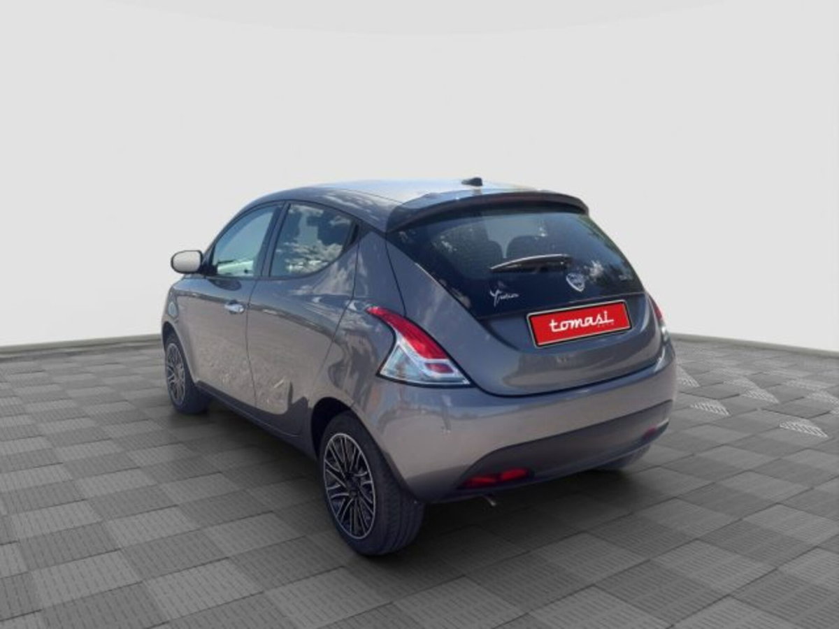 Lancia Ypsilon 1.0 FireFly 5 porte S&S Hybrid Ecochic Silver (3)