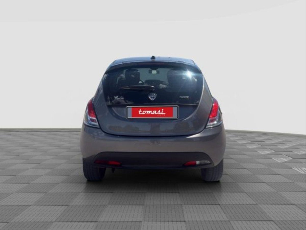 Lancia Ypsilon 1.0 FireFly 5 porte S&S Hybrid Ecochic Silver (4)