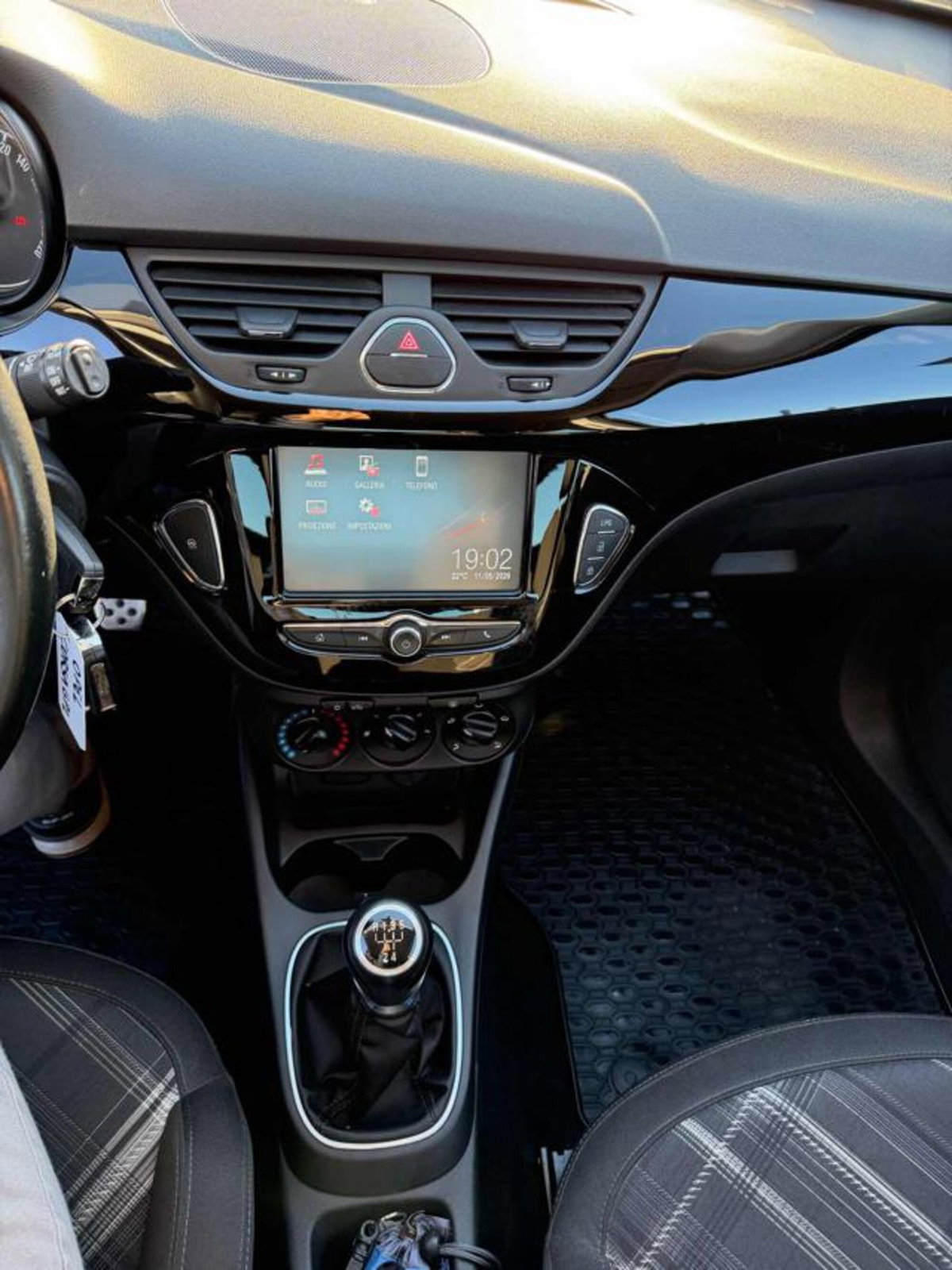 Opel Corsa Coupé 1.4 90CV GPL Tech b-Color (10)