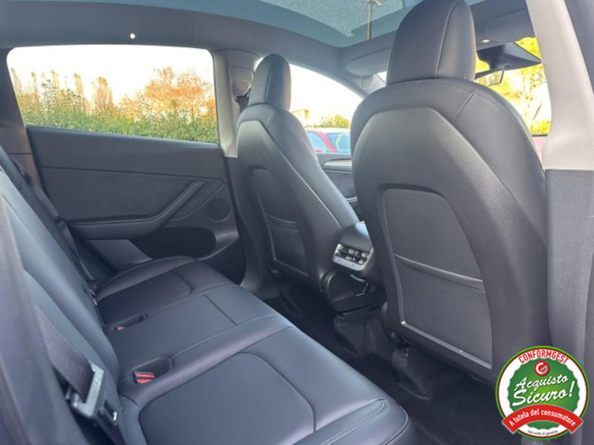 Tesla Model Y Long Range awd (12)