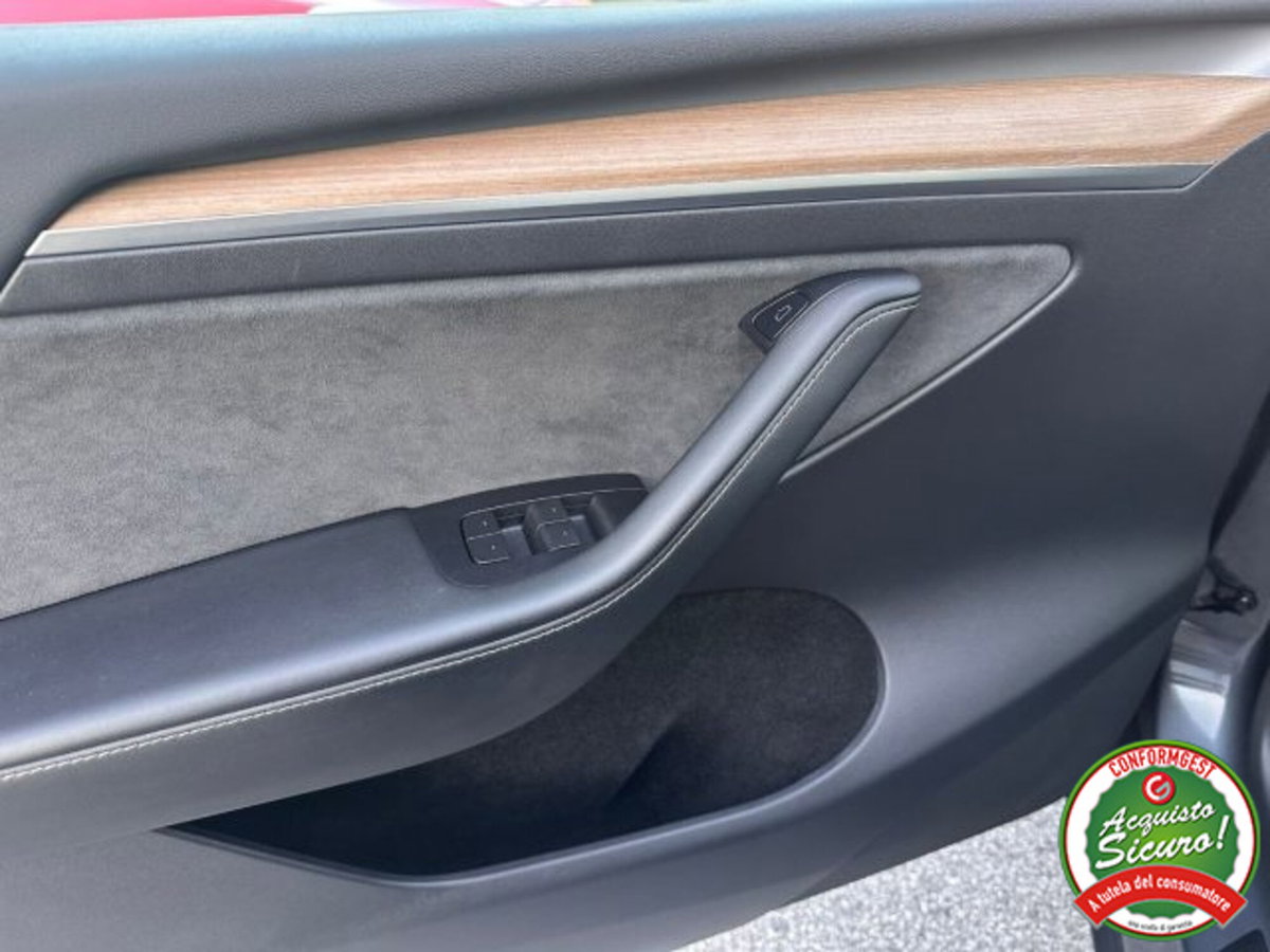 Tesla Model Y Long Range awd (16)