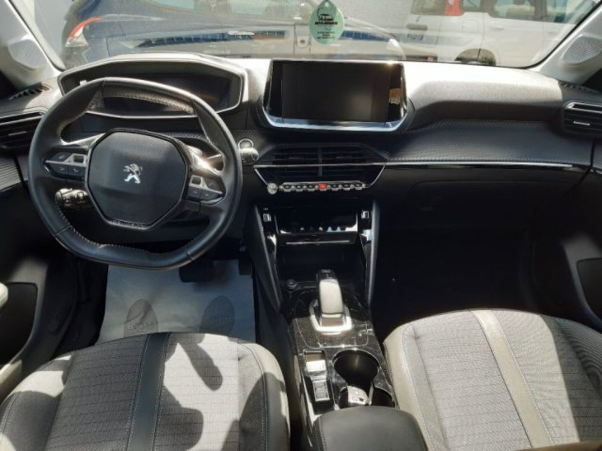 Peugeot 208 motore elettrico 136 CV 5 porte GT (5)