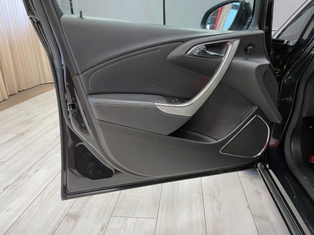 Opel Astra 1.7 CDTI 110CV 4 porte Cosmo (15)