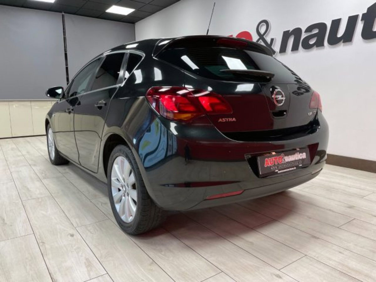 Opel Astra 1.7 CDTI 110CV 4 porte Cosmo (9)