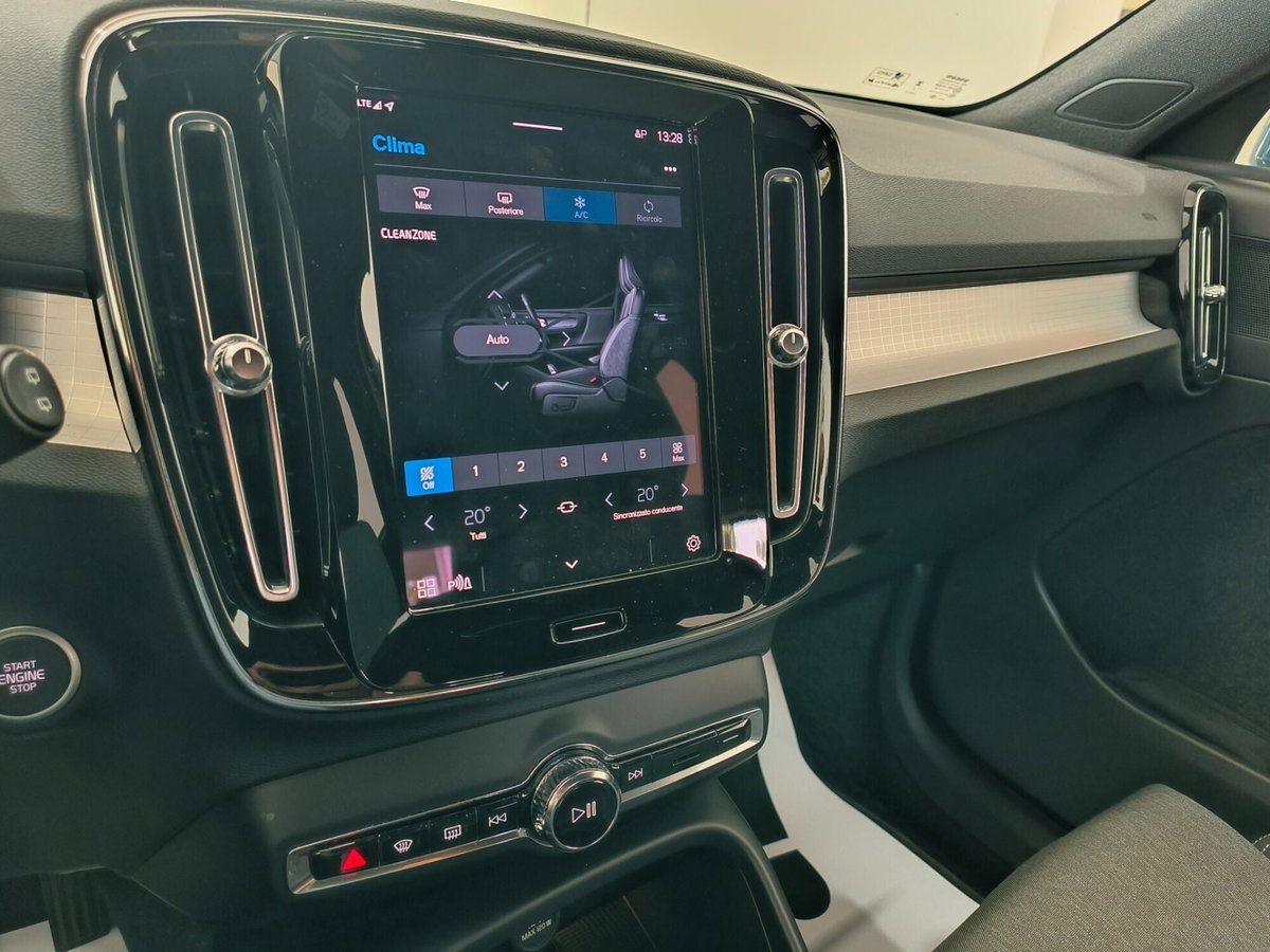 Volvo XC40 B3 automatico Core (19)