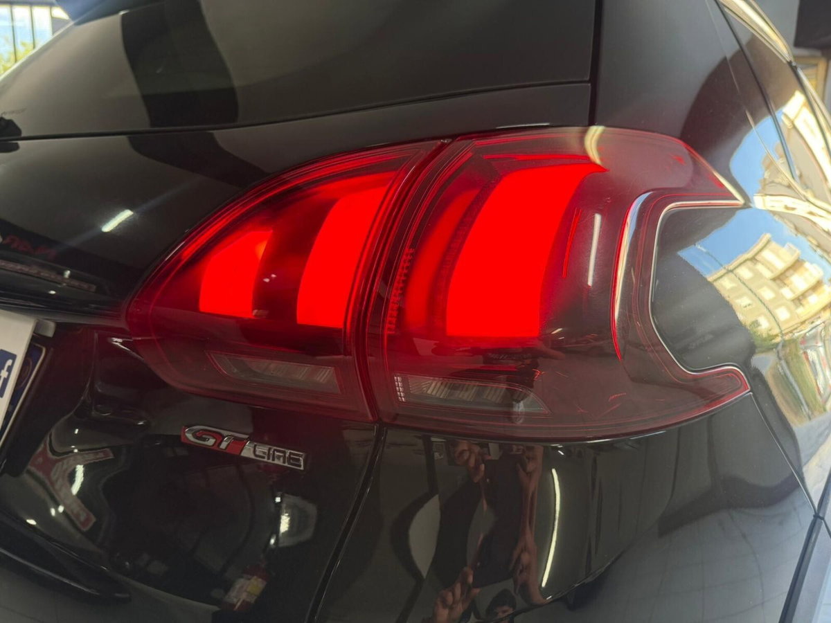Peugeot 2008 BlueHDi 100 S&S GT Line (11)