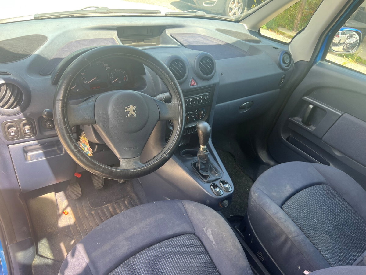 Peugeot 1007 1.4 Trendy (8)