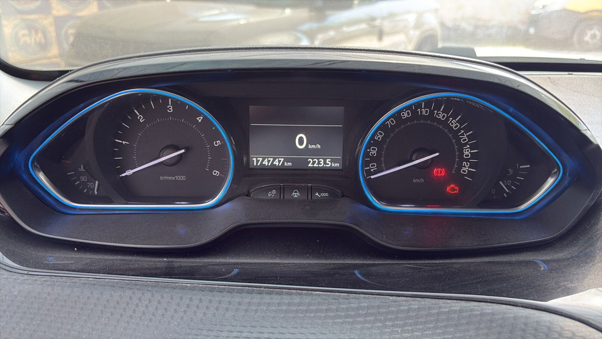 Peugeot 2008 100 S&S Allure (7)