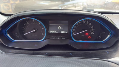 Peugeot 2008 100 S&S Allure (7)