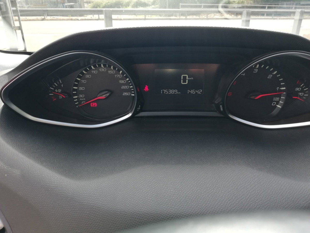 Peugeot 308 BlueHDi 120 S&S Allure (11)