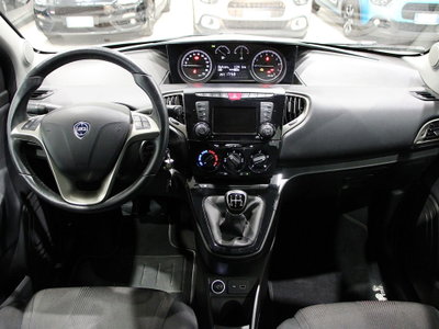 Lancia Ypsilon 1.2 69 CV 5 porte Gold (8)