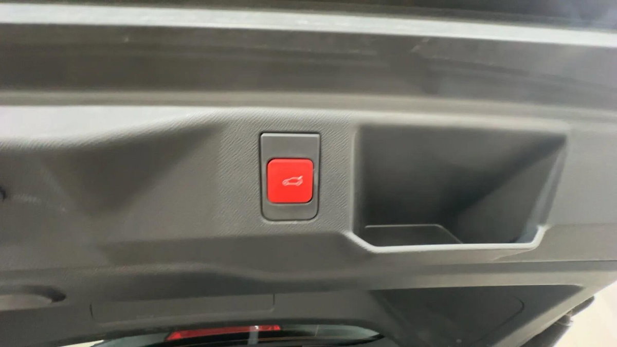 Peugeot 5008 1.2 hybrid Allure 145cv e-dcs6 (11)