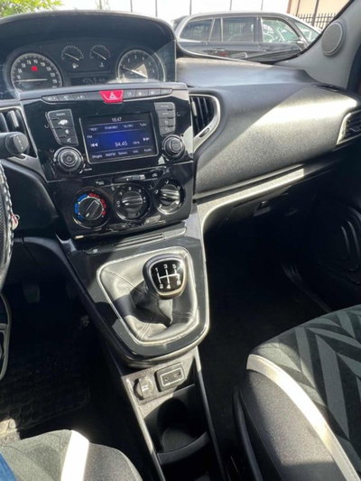 Lancia Ypsilon 1.2 69 CV 5 porte GPL Ecochic Gold (10)