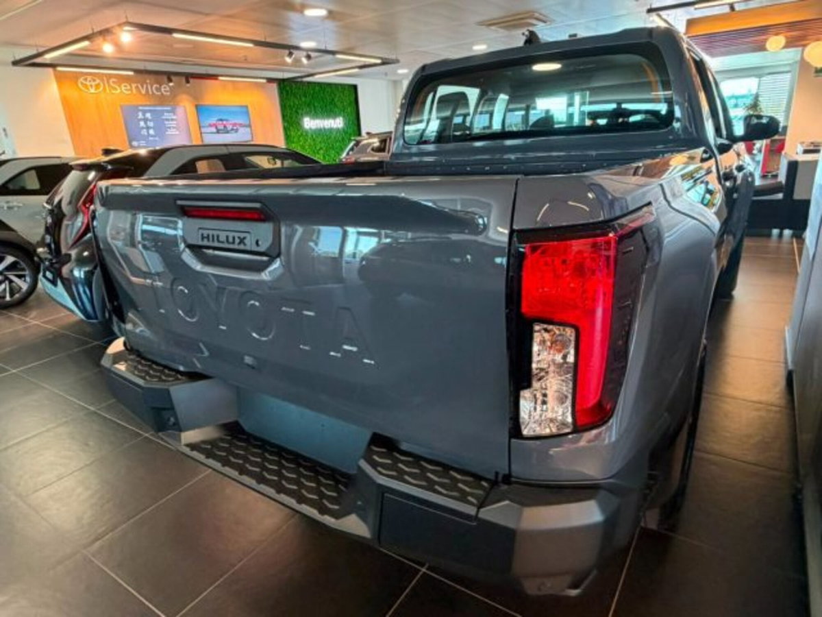 Toyota Hilux 2.8 d-4d 48V double cab Hilux auto (3)