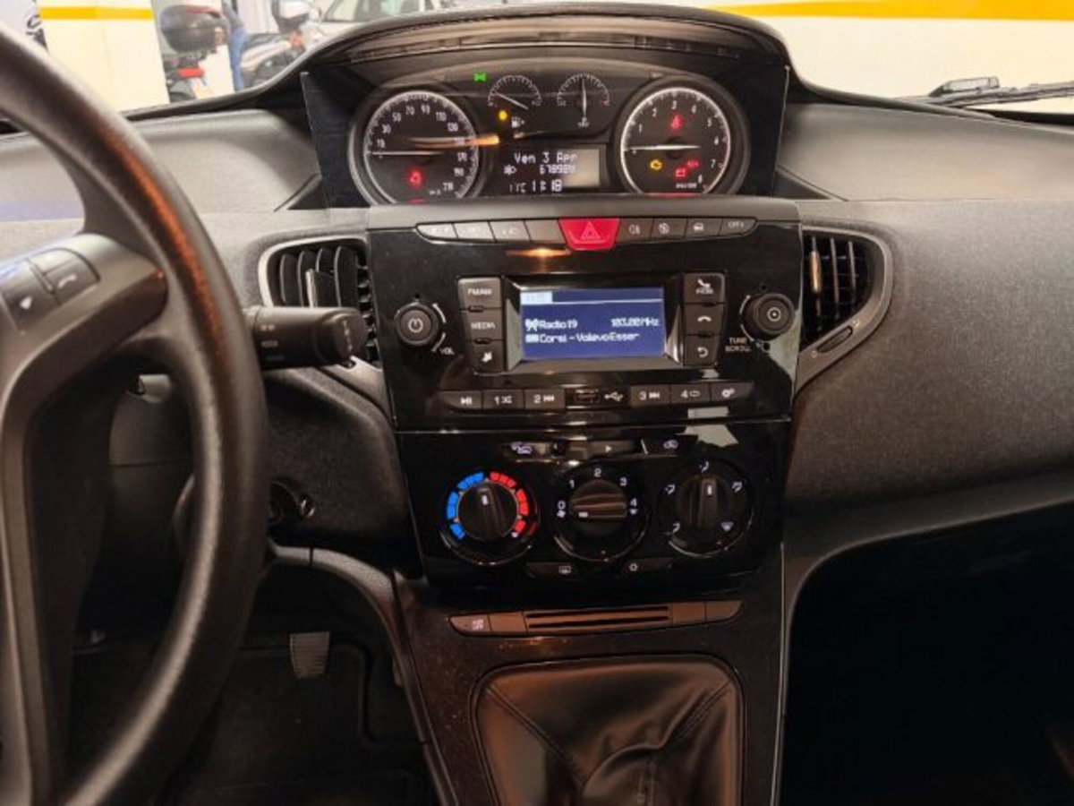 Lancia Ypsilon 1.2 69 CV 5 porte S&S Elefantino Blu (8)