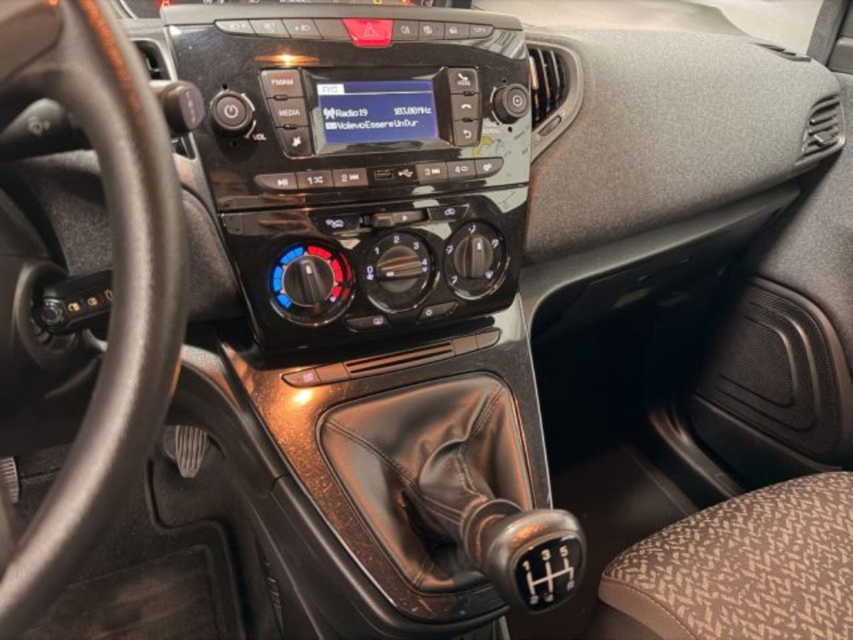 Lancia Ypsilon 1.2 69 CV 5 porte S&S Elefantino Blu (9)