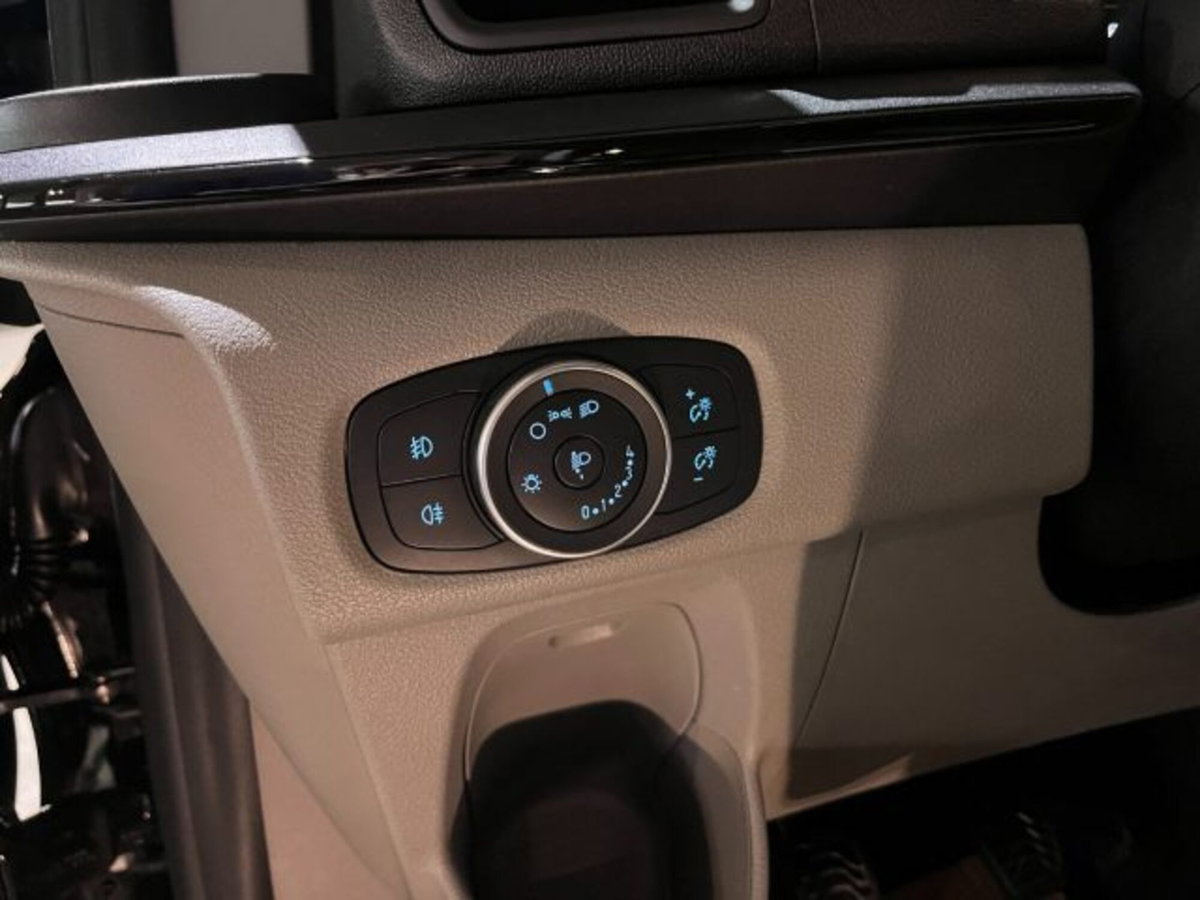 Ford Tourneo Custom 320 2.0 EcoBlue 150CV PL Titanium (19)