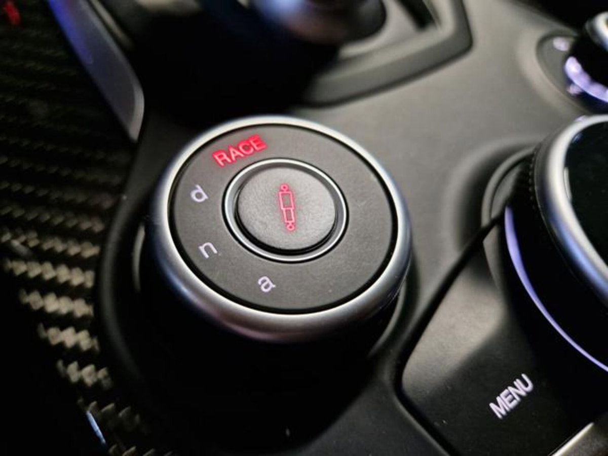 Alfa Romeo Giulia 2.9 T V6 Quadrifoglio (12)