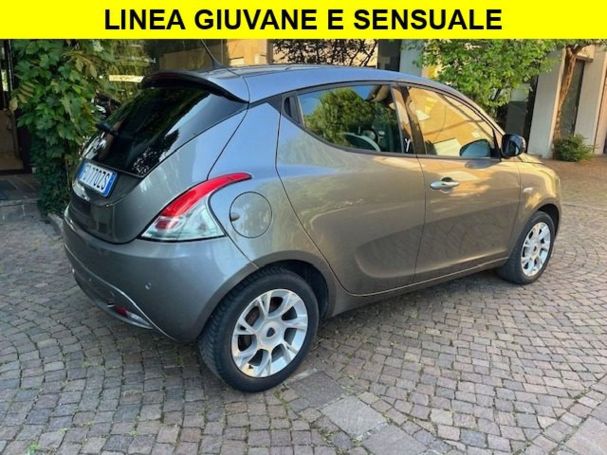 Lancia Ypsilon 1.3 MJT 16V 95 CV 5 porte S&S Black&Red (2)