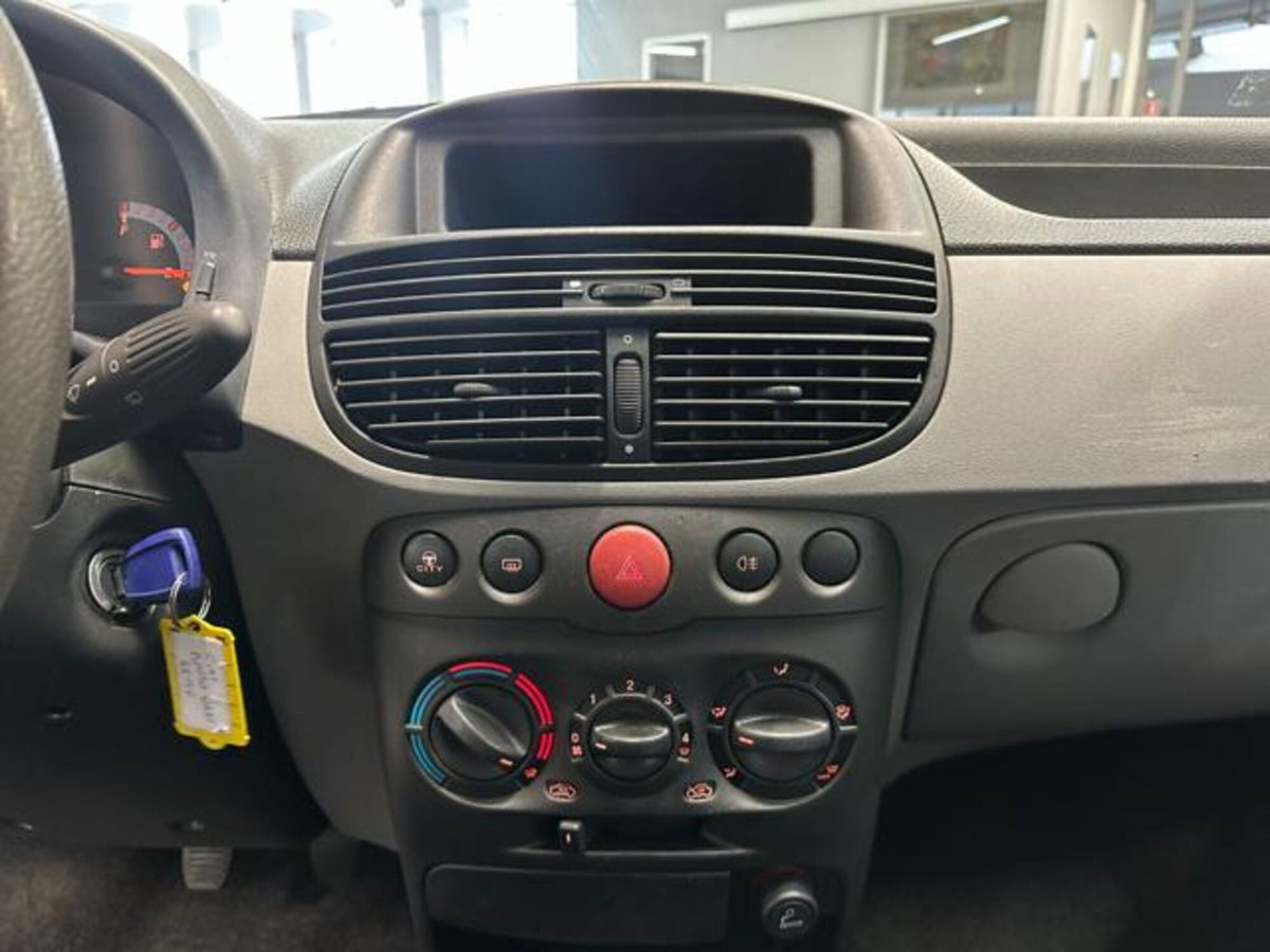 Fiat Punto 1.2i cat 3 porte Van (13)