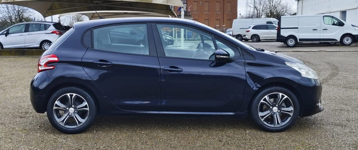 Peugeot 208 VTi 82 CV 5 porte Allure (2)