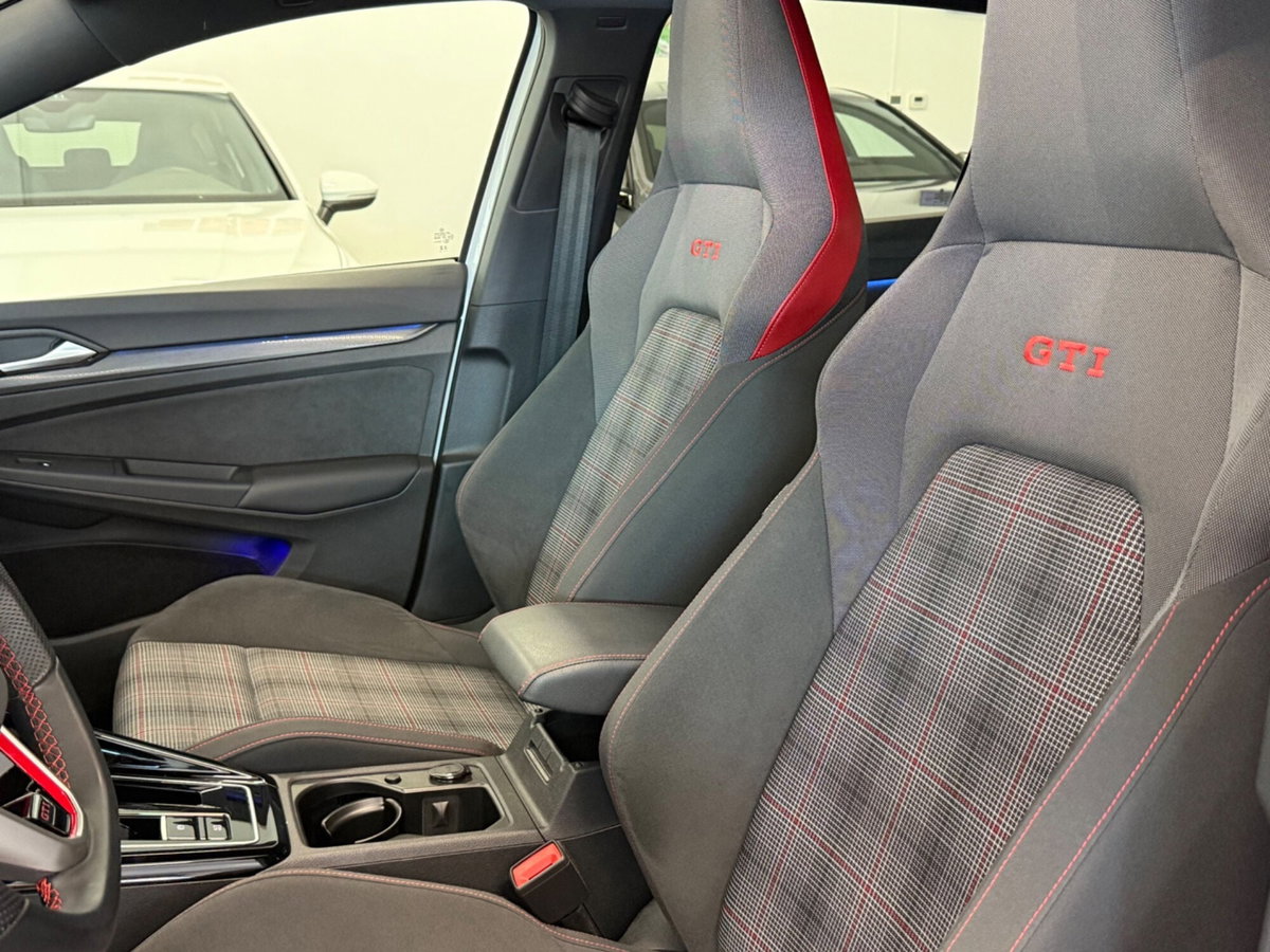 Volkswagen Golf 2.0 TSI GTI DSG (11)