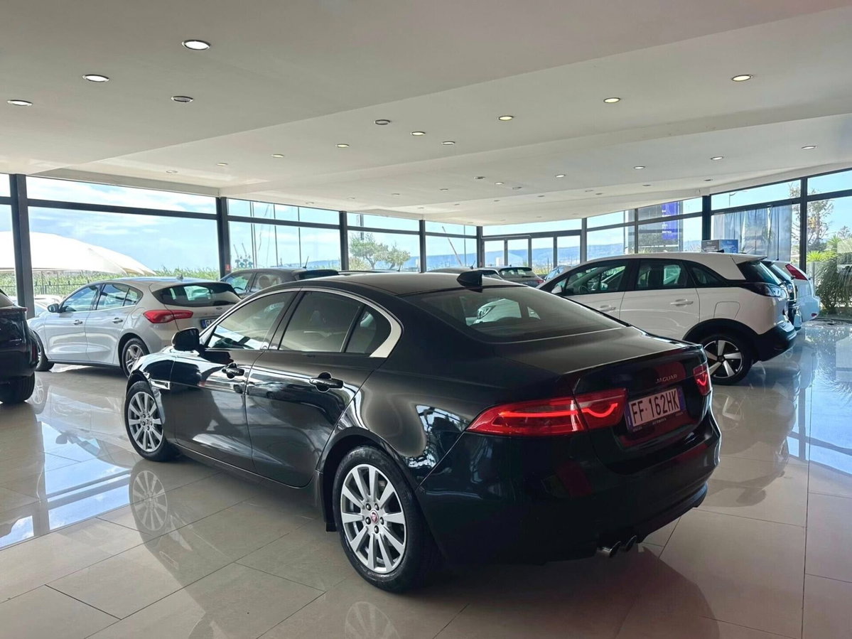 Jaguar XE 2.0 D Turbo 180CV Portfolio (2)